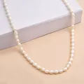 Gros plan d'un collier de perles d'eau douce baroques aux perles irrégulières - Style Ovale Long