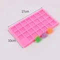 Vue détaillée du moule en silicone alphabet rose pour pâtisserie avec étiquettes de mesure - Rose-Lettres Majuscules (50-2929-A)