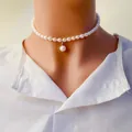 Gros plan d'un élégant collier ras du cou en perles d'eau douce blanches avec pendentif - Style Pendentif Perle / Milky blanc