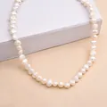 Gros plan d'un collier de perles d'eau douce baroques naturelles aux reflets doux - Baroque Irregular Style