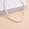 Vue détaillée d'un collier de perles d'eau douce baroques naturelles, éclat élégant - Style Ovale Rond