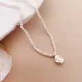 Detailansicht einer minimalistischen Süßwasserperlenkette mit unregelmäßigem Anhänger - Halsketten mit Süßwasserperle & Silberbohne