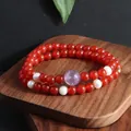 Vista dettagliata del bracciale di cristallo a doppio filo con pietre rosse, perle e ametista - Bracciale a Doppio Giro / Agata rossa