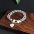 Detailansicht der Labradorit-Perlen und des Jade-Anhängers auf einem Holztablett - Light Gray (Moonstone)