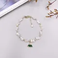 Handgefertigtes Barockperlenarmband mit grünem fächerförmigem Anhänger und Goldperlen. - Grünes Blatt