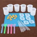 Detailansicht des DIY-Epoxidharz-Werkzeugsets mit Silikonmatte und Messbechern - Stil PA004 / 36-Teilig (Mit 6 Bechern)