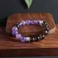 Primer plano de elegante pulsera de amatista natural y cuarzo ahumado en madera. - Pulsera Patchwork de Amatista y Cuarzo Ahumado
