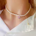 Détail d'un collier en perles d'eau douce avec un pendentif cœur en zircon rose. - Zircon Cœur Rose / Rose