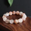 Detail des Super-Seven-Quarzarmbands mit Natursteinperlen auf einem Holzständer - Transfer-Ring / 10mm