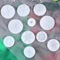 Vista detallada de varios moldes de silicona de copos de nieve para colgantes DIY. - Juego de 11 Piezas (zh369)
