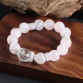 Vue macro détaillée d'un élégant bracelet en quartz rose et cristal de roche sur bois sombre - Style 1