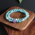 Detailweergave van een dubbelstrengs kralenarmband met groene jade, parels en paarse edelsteen. - Dubbele Wikkelarmband / Blauwe Jade