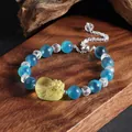 Nahaufnahme des Herz-Zucker-Achat-Pixiu-Armbands mit blauen Perlen und Kristallen - Zitronengelber Stehender Pi Yao Stil