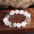 Gros plan montrant les perles de cristal rose et blanc poli de ce bracelet pour femmes - Style 2