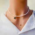 Gros plan d'un élégant collier de perles d'eau douce avec un pendentif goutte verte - Green Square Zirconia Pendant / Vert