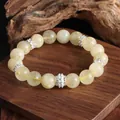 Vista detallada de pulsera de cuarzo rutilado dorado con espaciadores de plata. - Estilo 2 (Espaciadores de Strass)