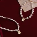 Detalle de collar y pulsera de perlas barrocas con colgante dorado Good Luck. - Pulsera de Cuentas Facetadas / Plateado