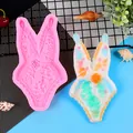 Dettaglio ravvicinato dello stampo in silicone bikini DIY e del campione in resina - Forma Body (50-2383-A) / Rosa