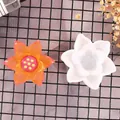 Vue détaillée d'un moule en silicone lotus à côté du produit fini en résine orange. - Moule Lotus 3D