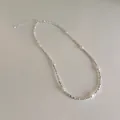 Dettaglio squisito di collana con perle d'acqua dolce e metallo argentato tritato - Stile Pepite di Metallo e Perle Placcate Oro