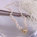 Vue détaillée du fermoir magnétique en forme de cœur sur collier perles d'eau douce - Collier de Perles Irrégulières Ratio 37 / Perle d'eau douce / Or