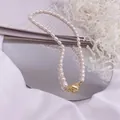 Détail d'un collier de perles baroques avec un fermoir magnétique en forme de cœur - Style Grain de Riz / Perle d'eau douce / Or