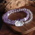 Gros plan d'un bracelet double tour en améthyste et quartz avec breloque lion gravée - Pendentif Pixiu / Violet/Transparent