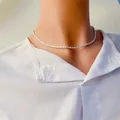 Élégant collier chaîne torsadée en argent pour femme sur un col de chemise blanc - Small Silver Rope Chain / Argent