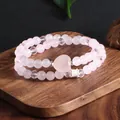 Vue détaillée d'un bracelet double rang en quartz rose et cristal blanc avec charme de cœur - Style Coeur