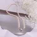 Vue détaillée du fermoir magnétique en forme de cœur d'un collier en perles de culture. - Style Grain de Riz / Perle d'eau douce / Argent