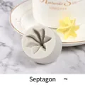 Detaillierte Ansicht einer 3,4 cm Heptagon-Silikonform für Kekse und Baiser-Desserts - Heptagon Stil (50-1585-B) / 3.4cm Größe / Hellgrau