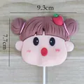 Süßer Cartoon-Mädchen-Kuchentopper aus Weichgummi für die Dekoration von Geburtstagstorten - Breite 9.3cmxHöhe 7.7cm / Fleischbällchen-Kopf-Mädchen