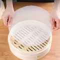 Gros plan d'un tapis de cuisson rond en silicone blanc placé dans un cuiseur vapeur - Maillage Rond (SK-D0050) / Ensemble de 2 Pièces