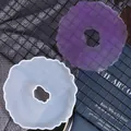 Dettaglio dello stampo in silicone a bordo ondulato irregolare per sottobicchieri in resina - Stile Petalo Nuvola Viola (60-265)