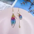 Detail der asymmetrischen Regenbogen Zikadenflügel Ohrringe mit Perlen und Goldherz Quaste. - Regenbogen-Goldfolie