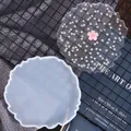 Dettaglio dello stampo in silicone irregolare e sottobicchiere in resina glitter - Stile Nuvola con Paillettes Argentate (60-264)