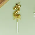 Elegante vela de cumpleaños número 2 dorada con corona y lazo de purpurina decorativo - Número 2 / Dorado