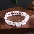 Gros plan d'un bracelet double couche en quartz rose naturel avec des perles facettées - Style Pixiu
