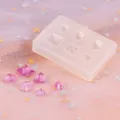 Vue détaillée d'un moule en silicone à 6 cavités pour résine avec pendentifs violets. - Style Cristal Géométrique à 6 Trous (50-1391) / Blanc