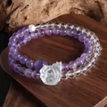Détail exquis d'un bracelet double couche en améthyste et quartz avec breloque lion sculpté. - Pendentif Danse du Lion / Violet/Transparent