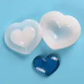 Dettaglio dello stampo in resina siliconica a forma di cuore con campione di cuore blu glitter - Stile Cuore / Bianco