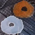 Vista dettagliata di uno stampo in silicone a onde irregolari e sottobicchiere in resina - Stile Irregolare Sottobicchiere Ambra (60-259)