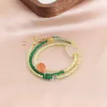 Détail en gros plan du bracelet multi-rangs en perles de pierres avec fermoir doré - Style Citrine Et Calcédoine