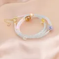 Vue détaillée du bracelet à plusieurs rangs de perles de cristal pastel et fermoir doré - Style Aigue-Marine Et Cristal Jaune