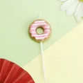 Détail en gros plan d'une bougie gâteau donut rose rayée pour anniversaire - Donut / Rose