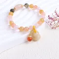 Detailaufnahme eines Jinsiyu Jade Perlenarmbands mit einem eleganten Gourd-Anhänger - Runde Perlen mit Kürbis-Anhänger