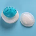 Dettaglio di uno stampo in silicone a conchiglia e pezzo finito in resina trasparente blu - Stile Conchiglia / Bianco