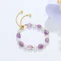Verstellbares vergoldetes Armband mit violetten Amethyst- und weißen Opalit-Steinperlen - Amethyst Schieber Stil / Amethyst Weißes Katzenauge Armband