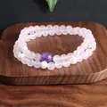 Dettaglio macro di un bracciale a due fili in kunzite rosa con perle e ametista - Bracciale a Doppio Giro / Quarzo rosa