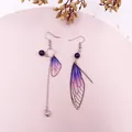 Elegante asymmetrische Zikadenflügel-Ohrringe mit lila Perlen und silberner Herzquaste - Lila-Silber